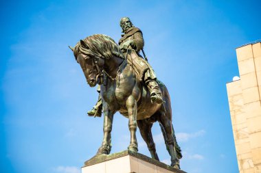 Prag, Çek Cumhuriyeti - 06.05.2019: Jan Zizka Heykeli Prag, Çek Cumhuriyeti'nin Zizkov ilçesindeki Vitkov Parkı'ndaki Ulusal Anıtın tepesinde