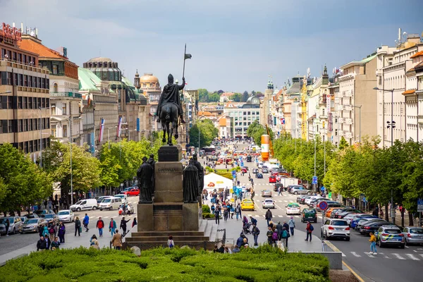 Prag, Çek Cumhuriyeti - 06.05.2019: Prag Ulusal Müzesi'nden Wenceslas Meydanı'nın havadan görünümü, Çek Cumhuriyeti