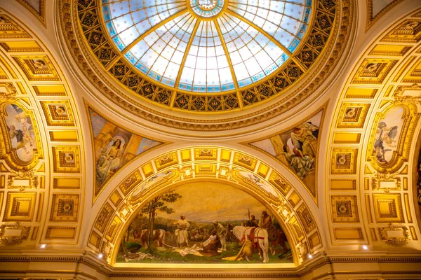 Дах Пантеон в Національному музеї в стилі неоренесансу, нещодавно відремонтований у 2018, Прага, Чехія — стокове фото