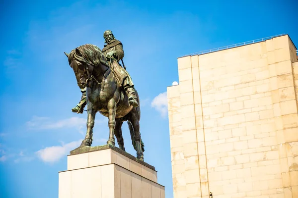 Praga, República Checa - 6.05.2019: Estatua de Jan Zizka sobre el Monumento Nacional en el Parque Vitkov en el distrito de Zizkov en Praga, República Checa — Foto de Stock
