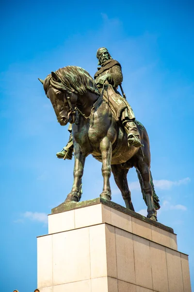 Praga, República Checa - 6.05.2019: Estatua de Jan Zizka sobre el Monumento Nacional en el Parque Vitkov en el distrito de Zizkov en Praga, República Checa — Foto de Stock