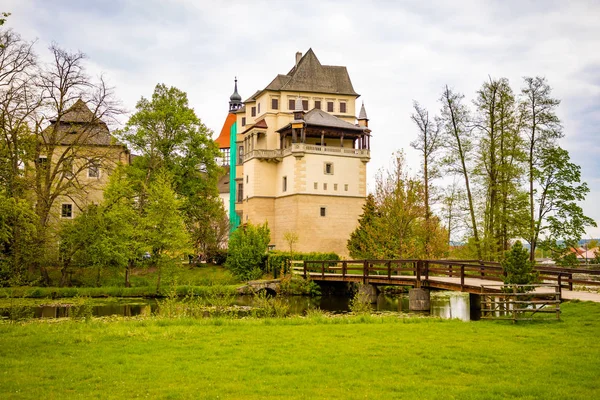 Средневековый замок Блатна в Чехии в весенний сезон, Чехия — стоковое фото