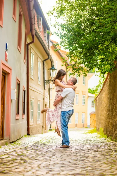 Ungt par promenader i gamla stan i Prag — Stockfoto