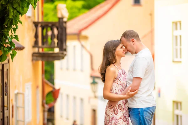 Ungt par promenader i gamla stan i Prag — Stockfoto