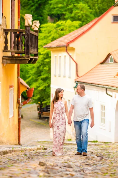 Ungt par promenader i gamla stan i Prag — Stockfoto