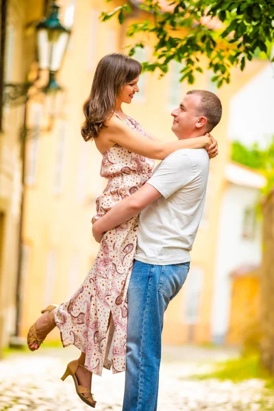 Pareja joven caminando en el casco antiguo de Praga —  Fotos de Stock