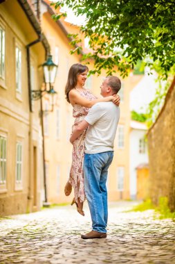 Genç çift Prag eski şehir yürüyüş
