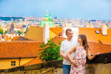 Genç çift Prag eski şehir yürüyüş