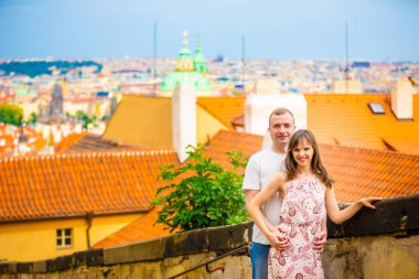 Genç çift Prag eski şehir yürüyüş