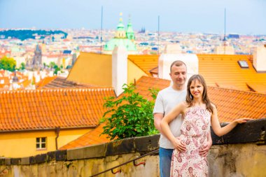 Genç çift Prag eski şehir yürüyüş