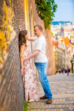 Genç çift Prag eski şehir yürüyüş