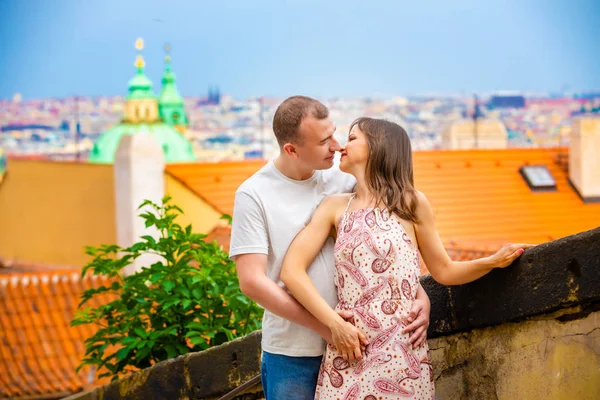 Ungt par promenader i gamla stan i Prag — Stockfoto