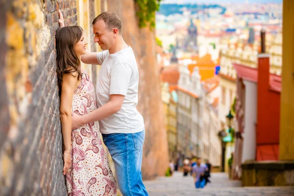 Ungt par promenader i gamla stan i Prag — Stockfoto