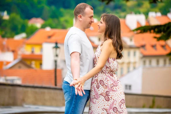 Ungt par promenader i gamla stan i Prag — Stockfoto