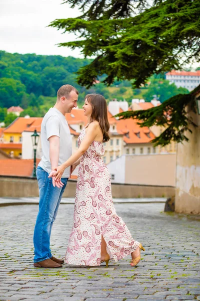 Ungt par promenader i gamla stan i Prag — Stockfoto