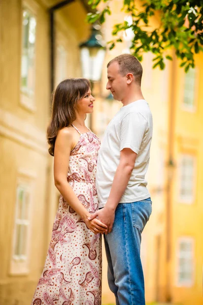 Ungt par promenader i gamla stan i Prag — Stockfoto