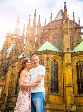 Genç çift Prag eski şehir yürüyüş