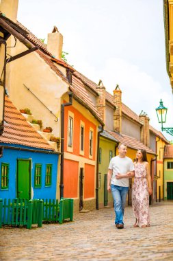 Genç çift Prag eski şehir yürüyüş