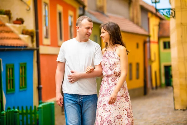 Ungt par promenader i gamla stan i Prag — Stockfoto