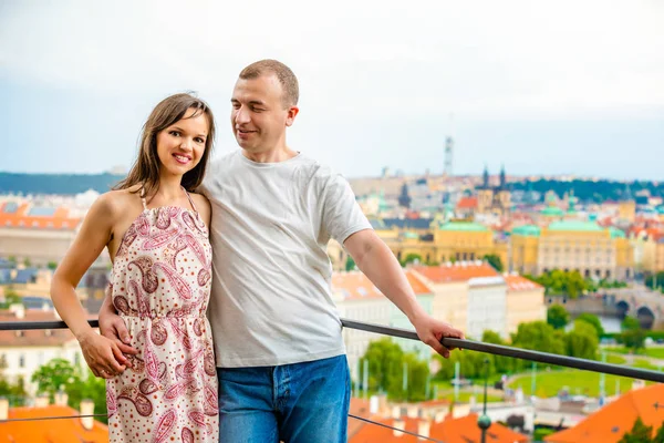 Ungt par promenader i gamla stan i Prag — Stockfoto