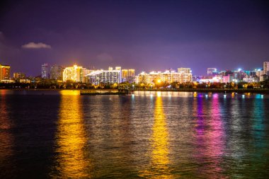 Deniz ışıkları yansıması ile Sanya gece görünümü, Hainan, Çin