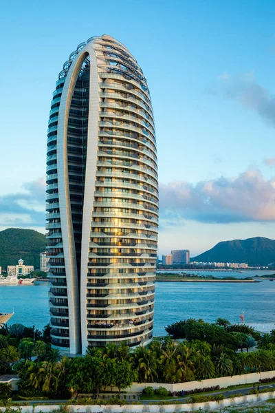 Sanya, hainan island, china - 22.06.2019: Ansicht der künstlichen Phönix-Insel mit ihren berühmten Wolkenkratzern in der sanya bay, hainan island, china — Stockfoto