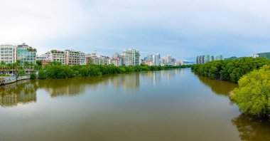 Sanya, Hainan, Çin - 26.06.2019: Nehrin merkezinden Sanya şehrinin panoraması. O Ping Jie, Tianya Qu, Sanya Shi, Hainan Sheng, Çin
