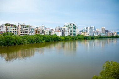Sanya, Hainan, Çin - 26.06.2019: Nehrin merkezinden Sanya şehrinin panoraması. O Ping Jie, Tianya Qu, Sanya Shi, Hainan Sheng, Çin