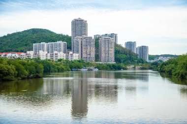 Sanya, Hainan, Çin - 26.06.2019: Nehrin merkezinden Sanya şehrinin panoraması. O Ping Jie, Tianya Qu, Sanya Shi, Hainan Sheng, Çin