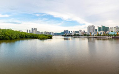 Sanya, Hainan, Çin - 26.06.2019: Nehrin merkezinden Sanya şehrinin panoraması. O Ping Jie, Tianya Qu, Sanya Shi, Hainan Sheng, Çin