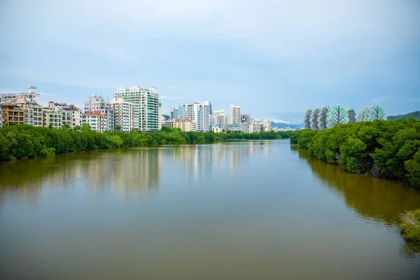 Sanya, hainan, china - 26.06.2019: panorama der stadt sanya aus der mitte des flusses. he ping jie, tianya qu, sanya shi, hainan sheng, china — Stockfoto