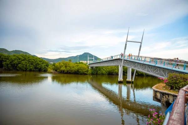 Sanya, Hainan, Kína-26.06.2019: új gyalogos híd a folyón Sanya, Hainan, Kína — Stock Fotó