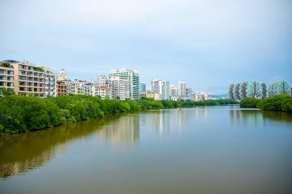 Sanya, Hainan, China - 26.06.2019: Panorama of the city of Sanya from the center of the river. He Ping Jie, Tianya Qu, Sanya Shi, Hainan Sheng, China — Stock Photo, Image