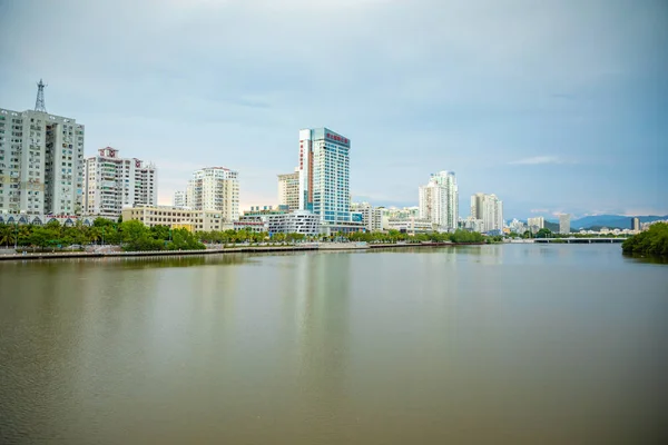 Sanya, Hainan, China - 26.06.2019: Panorama de la ciudad de Sanya desde el centro del río. He Ping Jie, Tianya Qu, Sanya Shi, Hainan Sheng, China —  Fotos de Stock