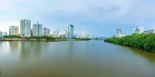 Sanya, hainan, china - 26.06.2019: panorama der stadt sanya aus der mitte des flusses. he ping jie, tianya qu, sanya shi, hainan sheng, china — Stockfoto