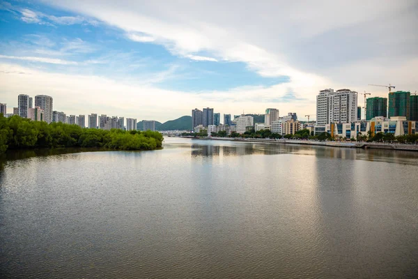 Sanya, Hainan, China - 26.06.2019: Panorama de la ciudad de Sanya desde el centro del río. He Ping Jie, Tianya Qu, Sanya Shi, Hainan Sheng, China —  Fotos de Stock
