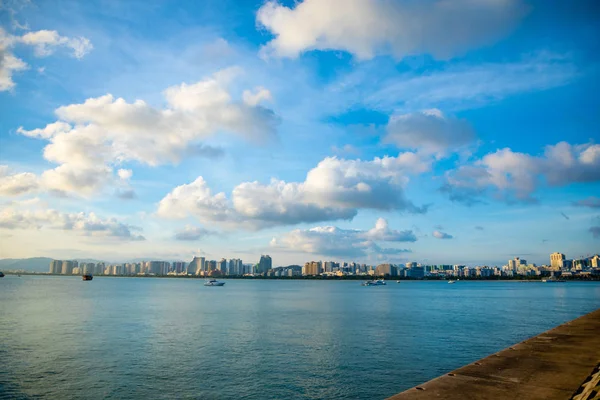 Ciudad de Sanya paisaje de la noche, vista desde la isla Phoenix en la isla Hainan de China —  Fotos de Stock