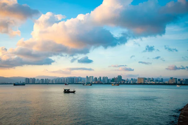 Ciudad de Sanya paisaje de la noche, vista desde la isla Phoenix en la isla Hainan de China —  Fotos de Stock