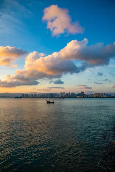 Sanya stadt abend stadtbild, blick von der phönixinsel auf der hainan insel china — Stockfoto