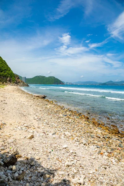 Sanya körfezi, Hainan, Çin yanında insanlar olmadan vahşi plaj