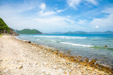 Sanya körfezi, Hainan, Çin yanında insanlar olmadan vahşi plaj