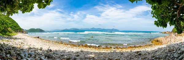 Praia selvagem sem pessoas ao lado da baía de Sanya, Hainan, China — Fotografia de Stock