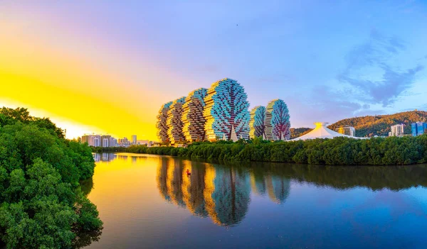Sanya, Hainan, Çin - 26.06.2019: Sanya'daki Tourist complex Beauty Crown Hotel dünyanın en büyük otelidir, Hainan, Çin
