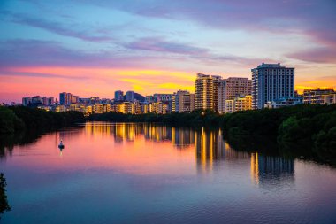 Sanya, Hainan, Çin - 26.06.2019: Sanya Nehri Manzaralı Sanya Cityscape ve Gün batımında Apartmanlar, Hainan Eyaleti, Çin