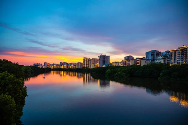 Sanya, Hainan, Kina-26.06.2019: Sanya stadsbilden med Sanya River View och flerbostadshus i solnedgången, Hainan-provinsen, Kina — Stockfoto
