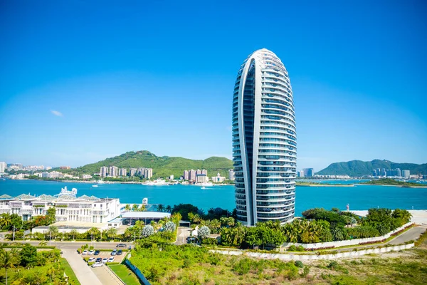 Sanya, Hainan Adası, Çin-22.06.2019: Sanya Körfezi, Hainan Adası, Çin ünlü gökperleri ile yapay Phoenix adanın yakın görünümü