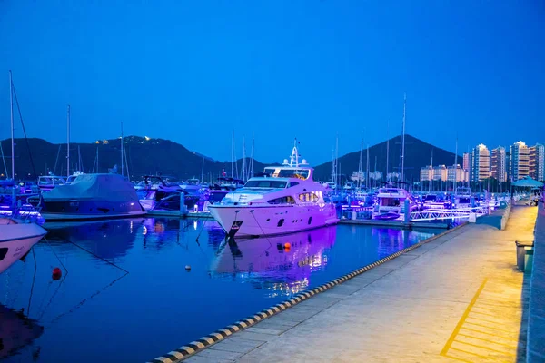 Санья, Хайнань, Китай - 25.06.2019: Яхт-клуб с частными лодками в ночном свете в Сании, Китай — стоковое фото