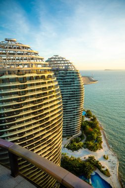 Sanya, Hainan Adası, Çin-22.06.2019: Sanya Körfezi, Hainan Adası, Çin ünlü gökperleri ile yapay Phoenix adanın yakın görünümü
