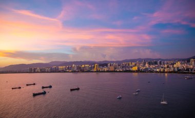 Sanya kasaba akşam Cityscape, Çin Hainan Adası Phoenix adasında görünüm