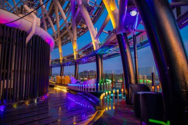 Sanya, Hainan, Çin gece saatlerinde Phoenix çatı restoran